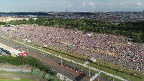 Demonstrace na Letné - drony