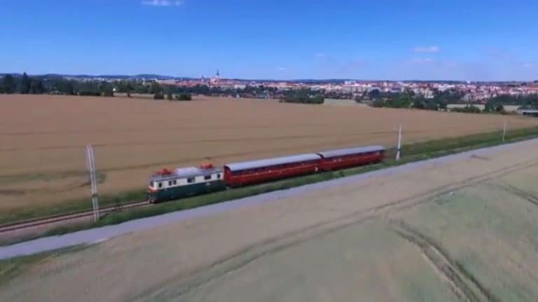 Vlak z dronu